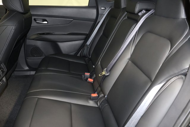 Vehicle image 11 of 32