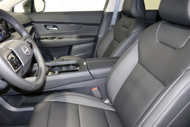 Vehicle image 13 of 32