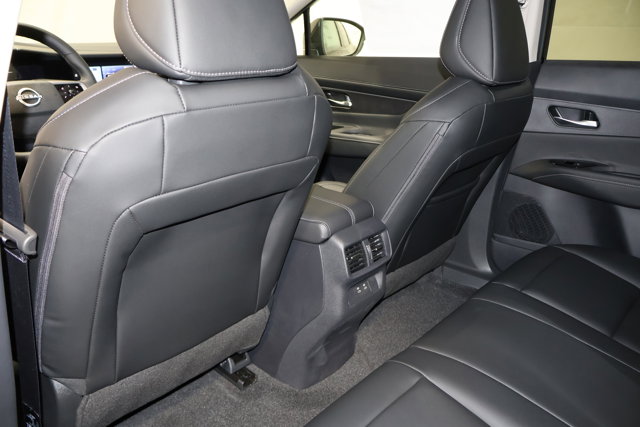 Vehicle image 10 of 32