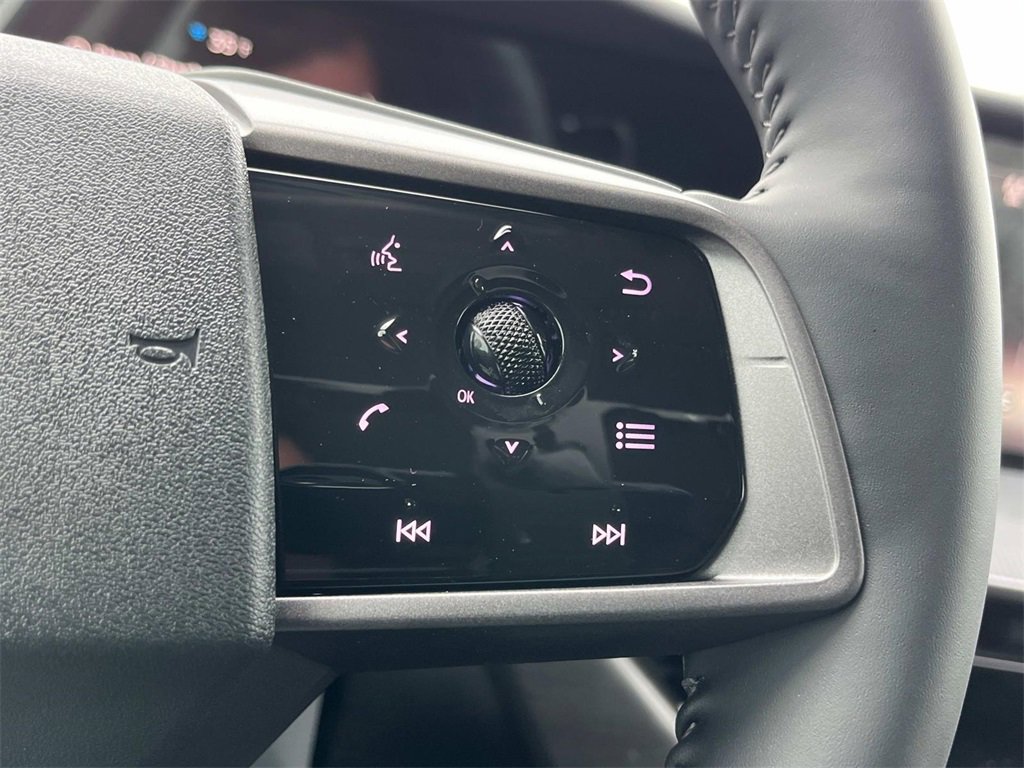 Vehicle image 28 of 33
