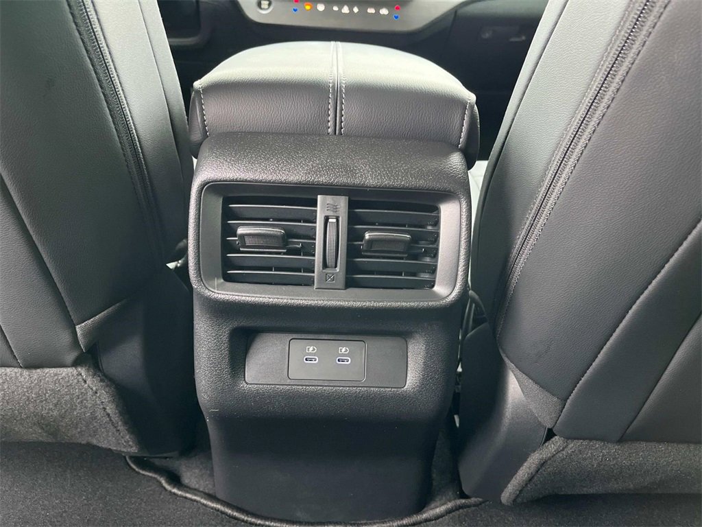 Vehicle image 21 of 33