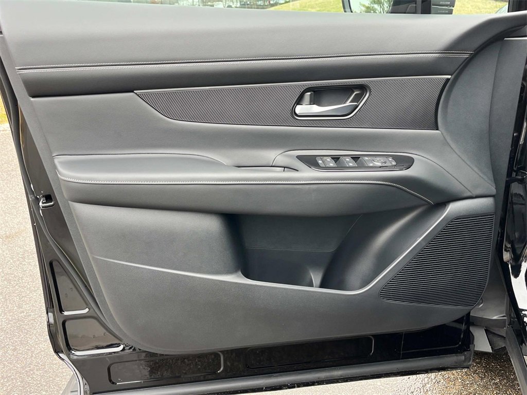 Vehicle image 24 of 33