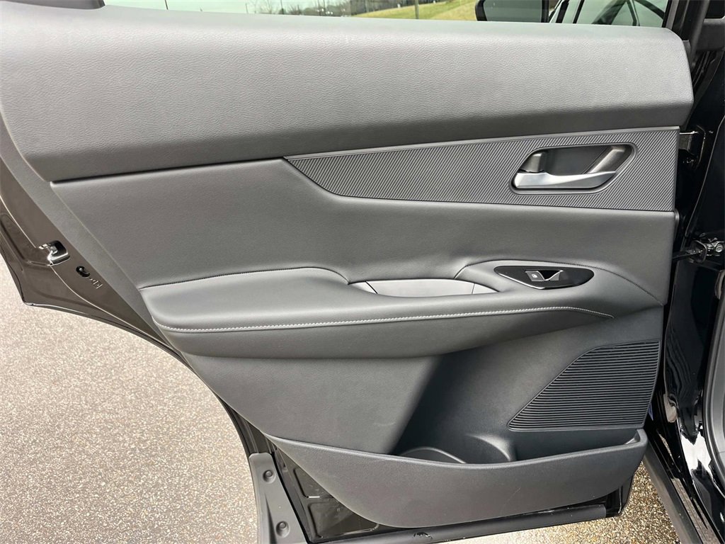 Vehicle image 23 of 33