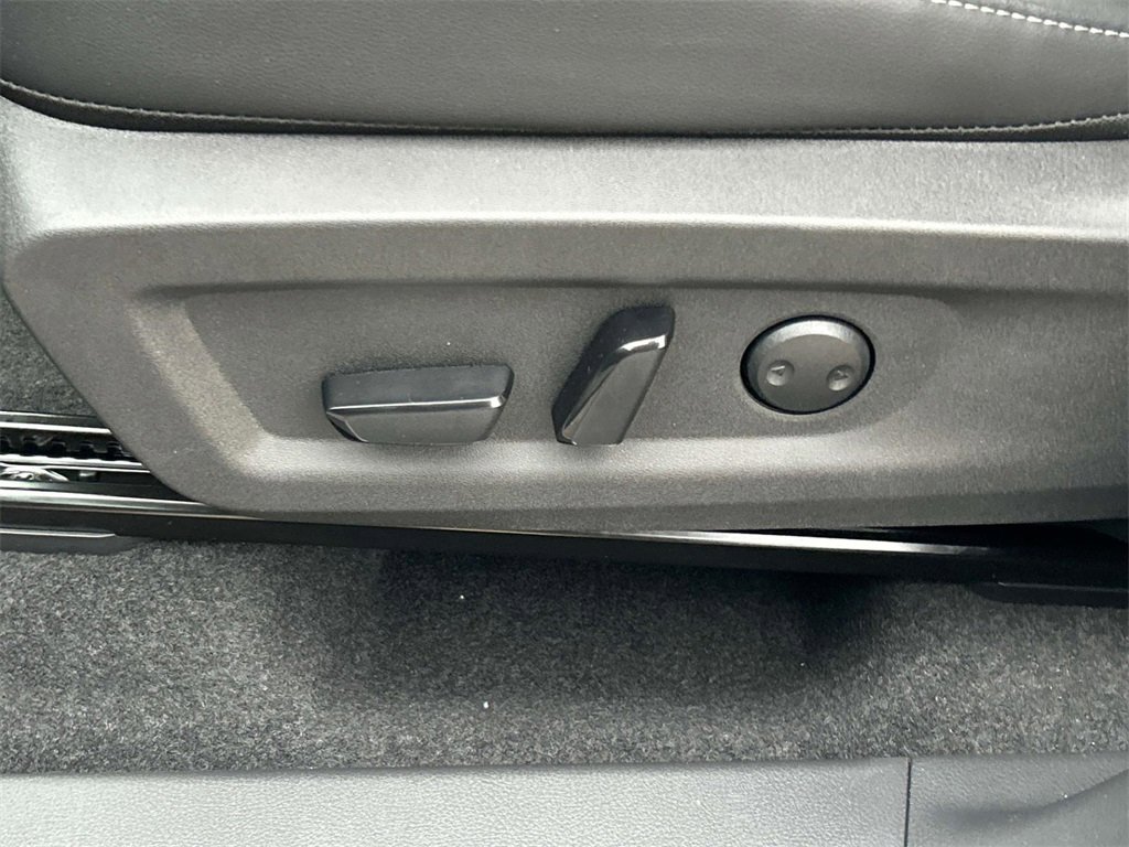 Vehicle image 25 of 35