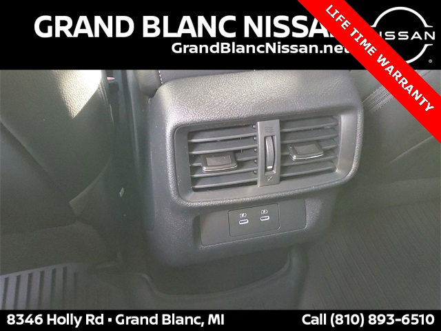 Vehicle image 26 of 32