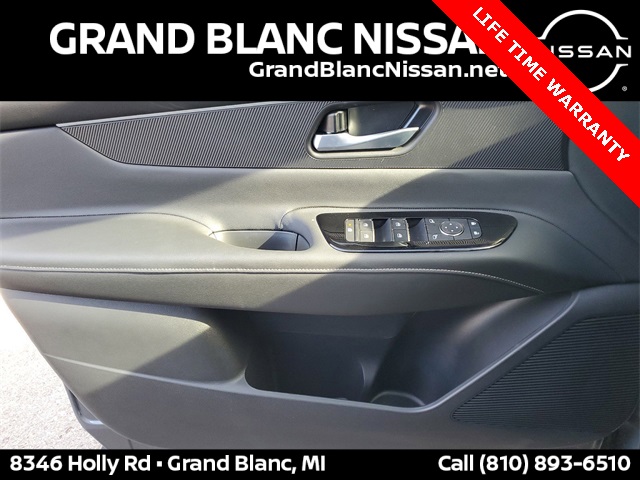 Vehicle image 21 of 32