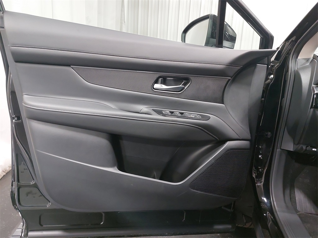 Vehicle image 27 of 35