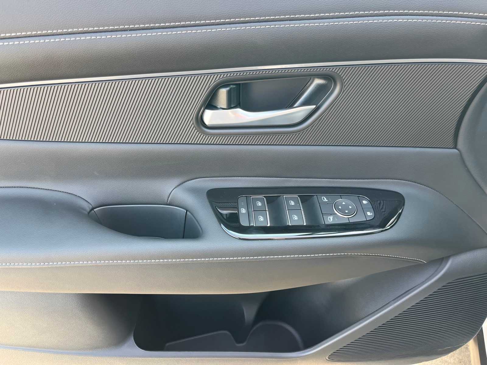 Vehicle image 13 of 22