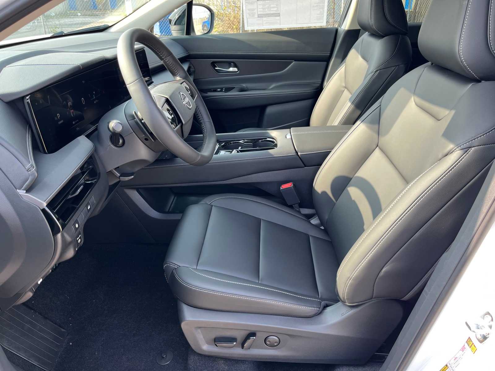 Vehicle image 14 of 22