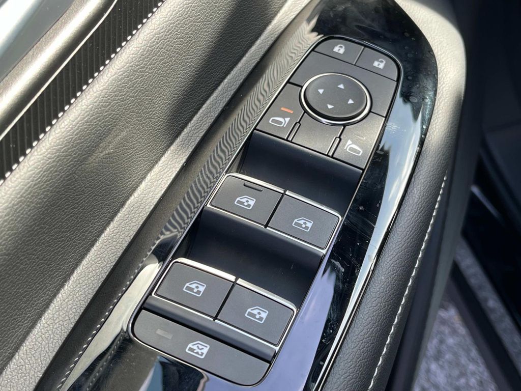 Vehicle image 23 of 34