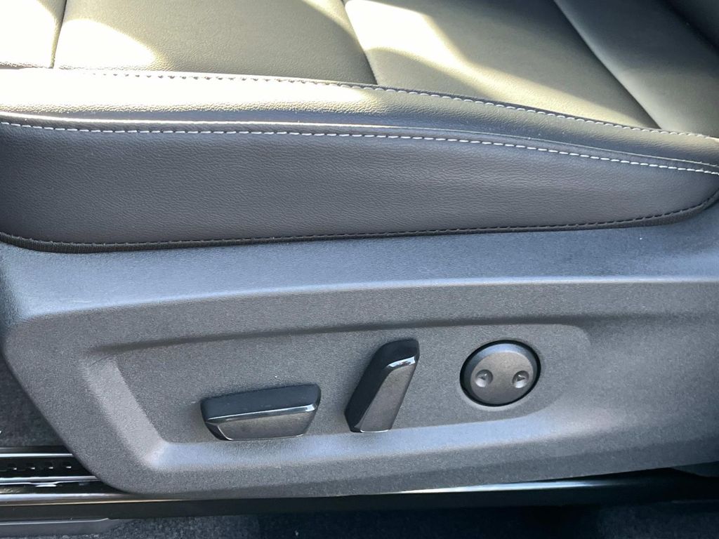 Vehicle image 24 of 34