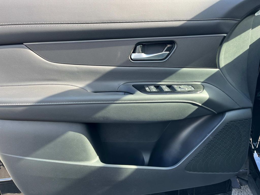 Vehicle image 22 of 34