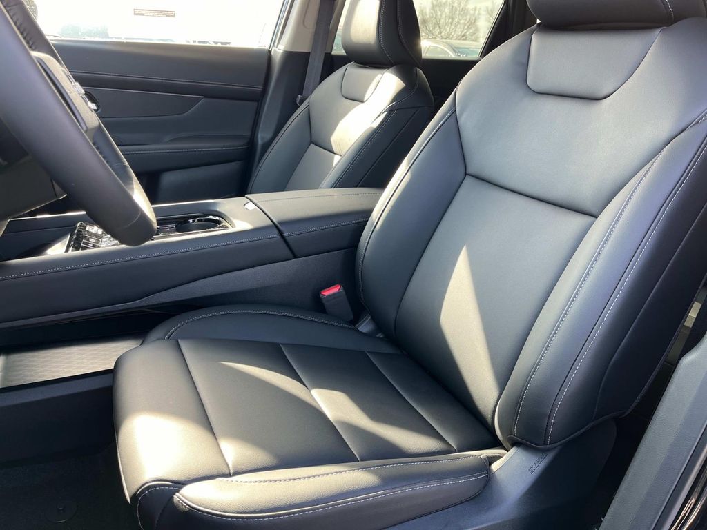 Vehicle image 25 of 34