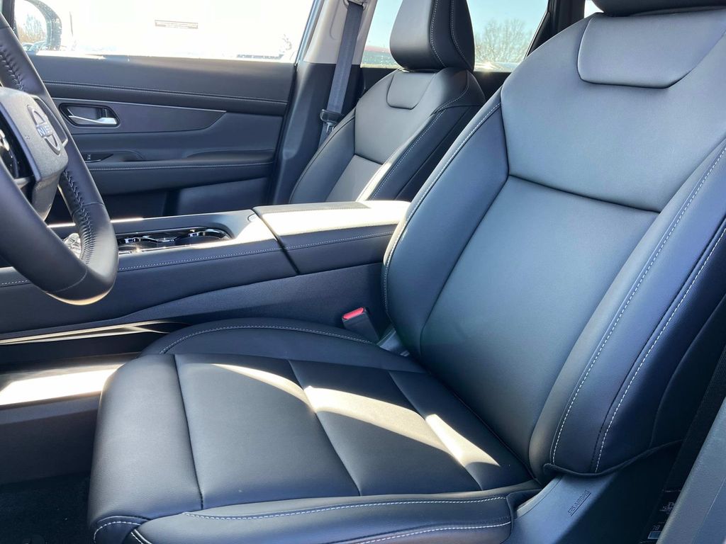 Vehicle image 25 of 32