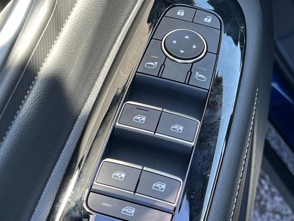 Vehicle image 23 of 32