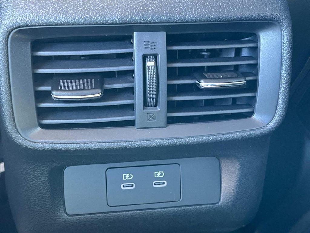 Vehicle image 18 of 32