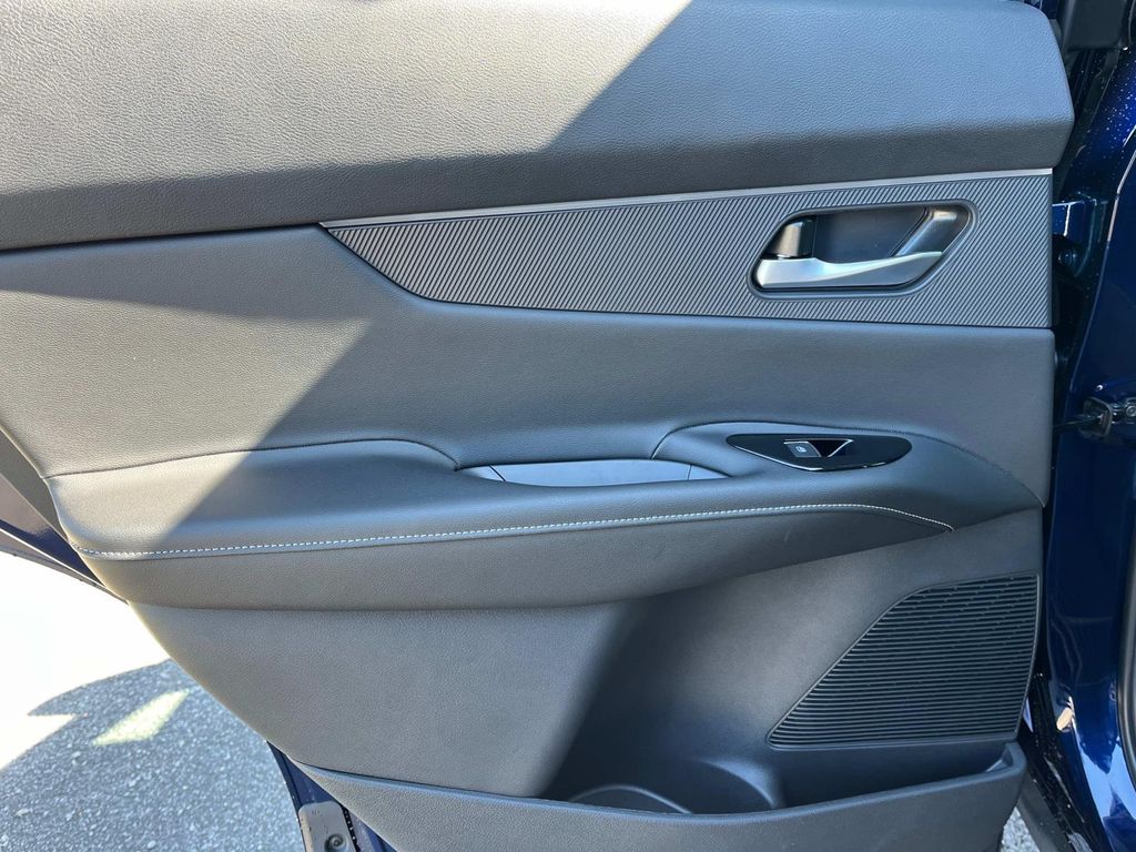 Vehicle image 19 of 32