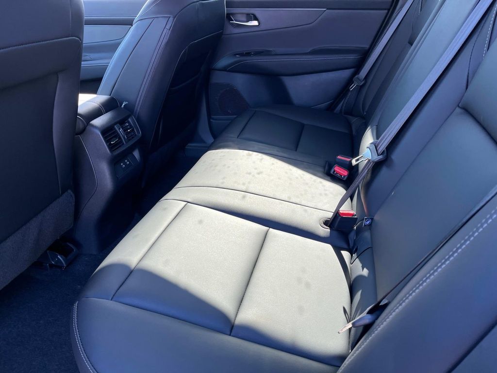 Vehicle image 20 of 32