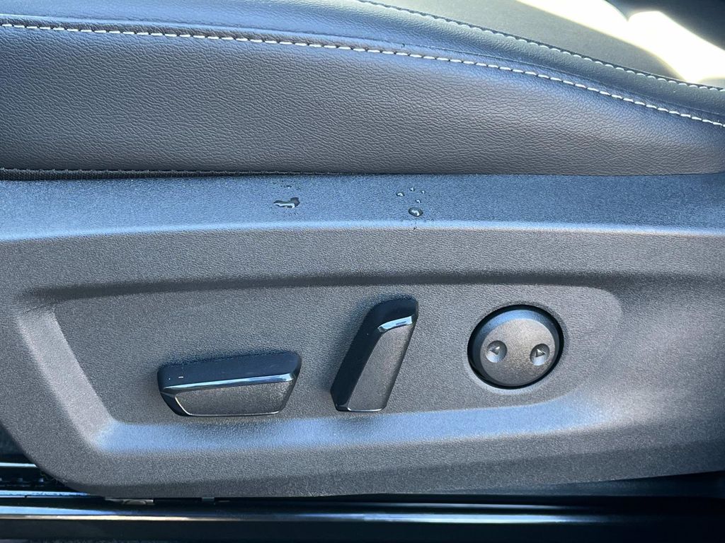 Vehicle image 24 of 32