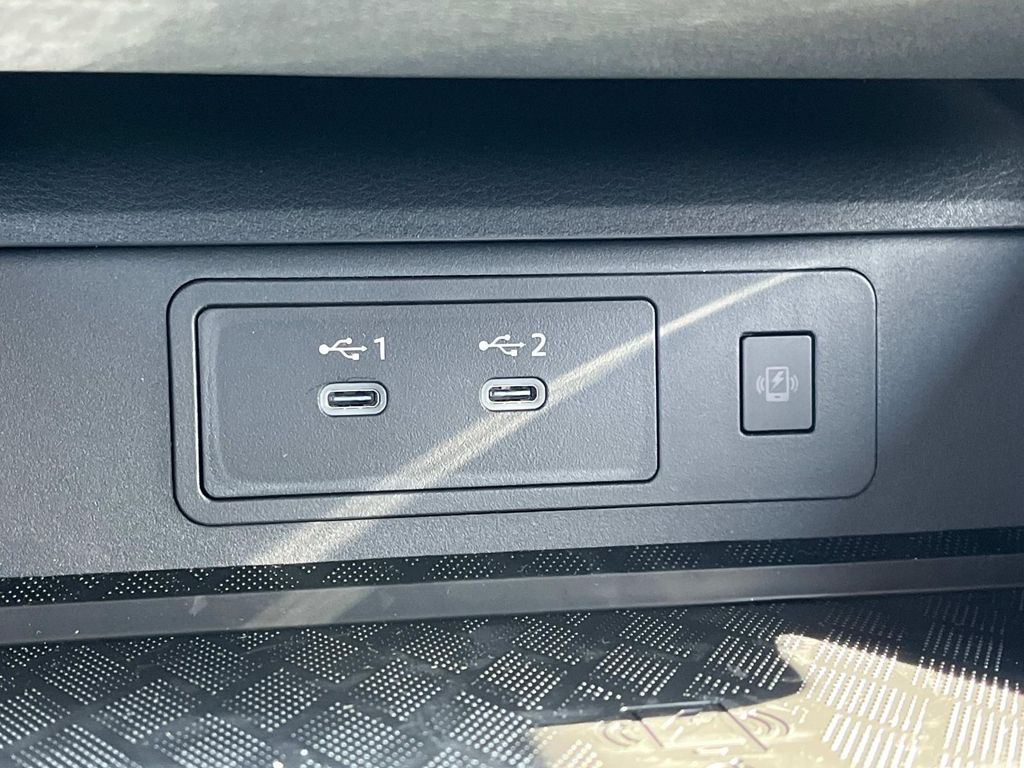 Vehicle image 28 of 32