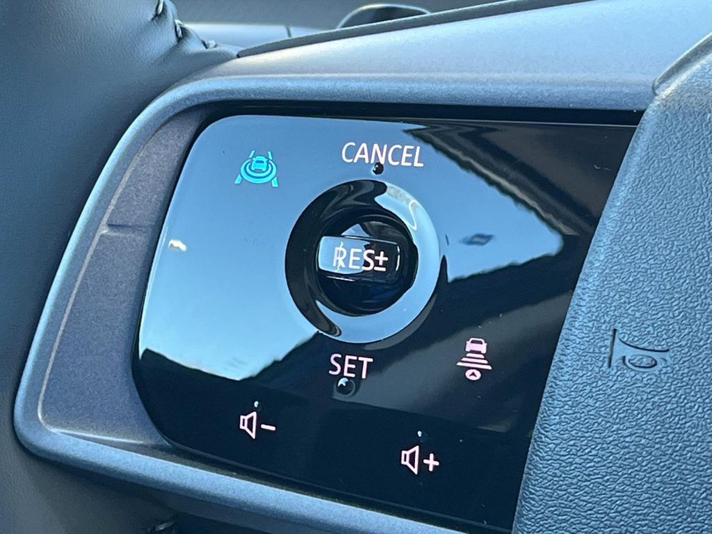 Vehicle image 26 of 32