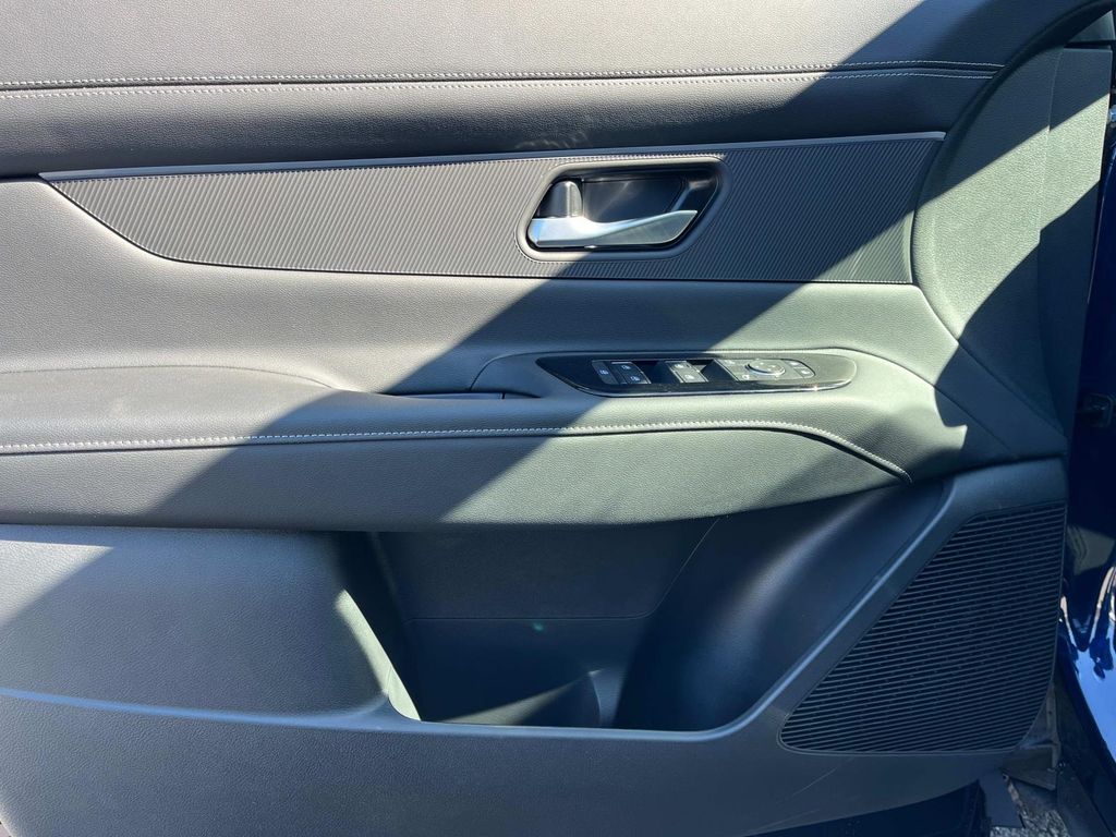 Vehicle image 22 of 32
