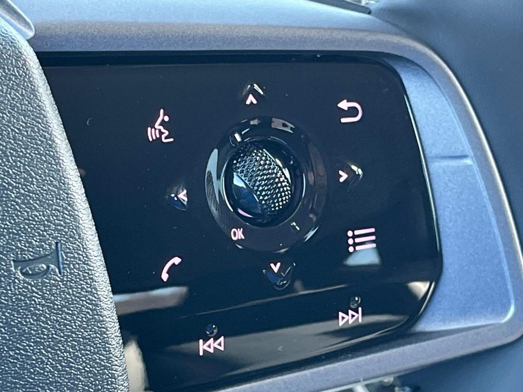 Vehicle image 27 of 32