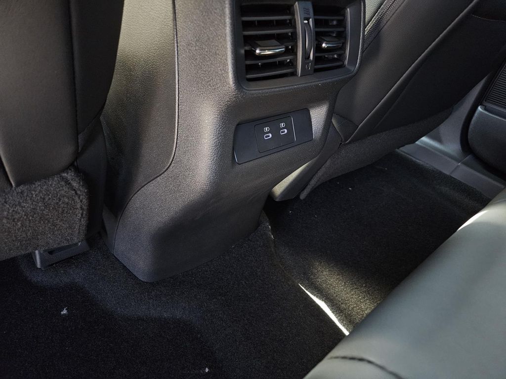 Vehicle image 17 of 22