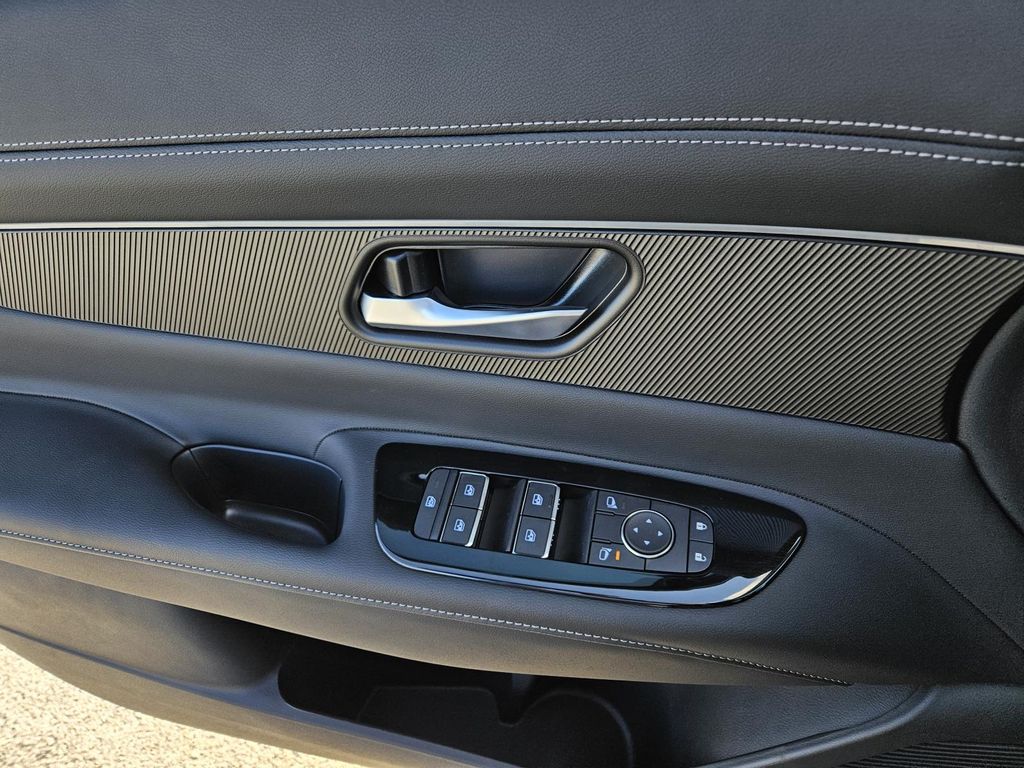 Vehicle image 16 of 22