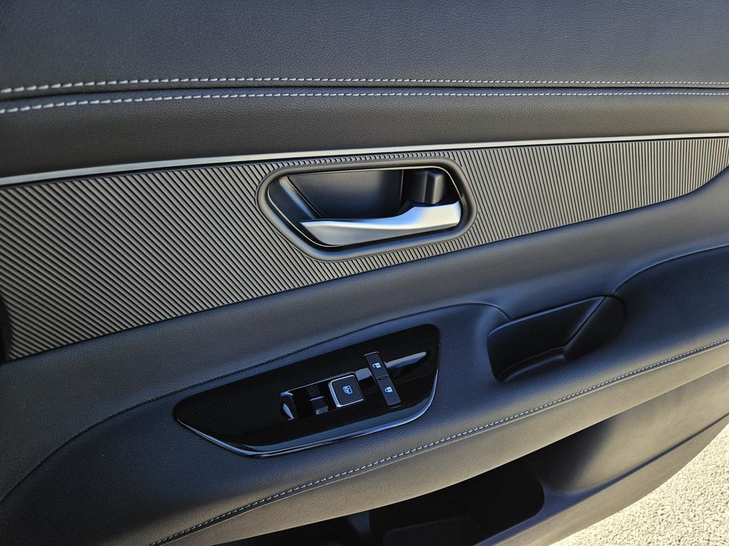 Vehicle image 15 of 22