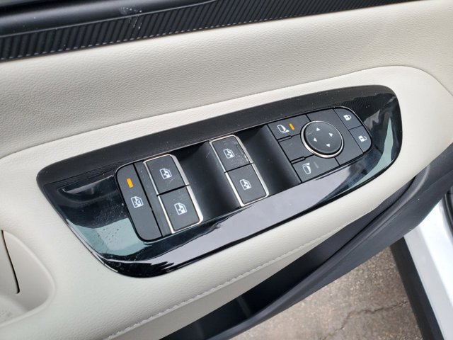 Vehicle image 8 of 28