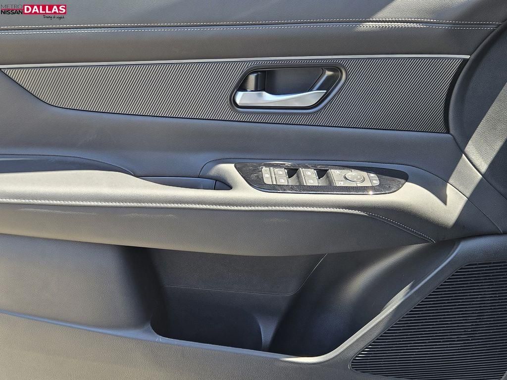 Vehicle image 16 of 24
