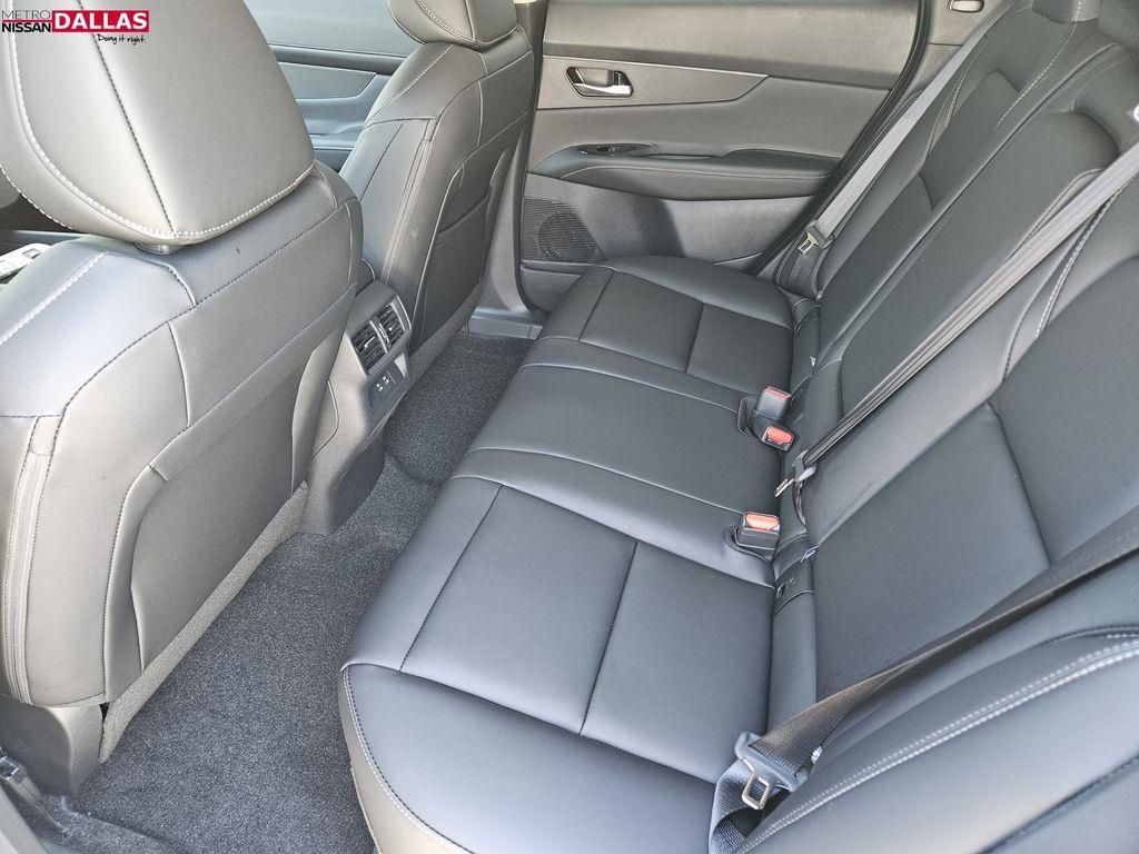 Vehicle image 11 of 24