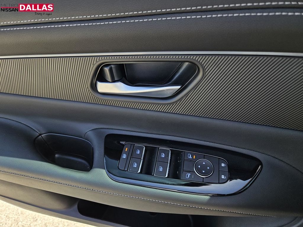 Vehicle image 14 of 23