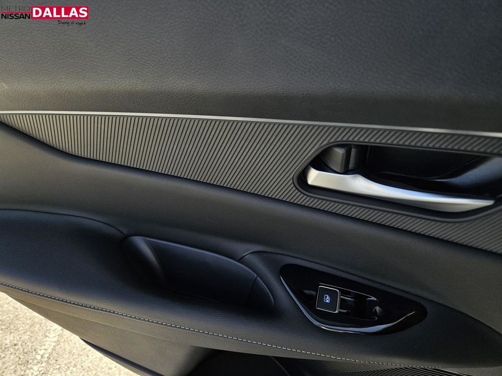 Vehicle image 10 of 23
