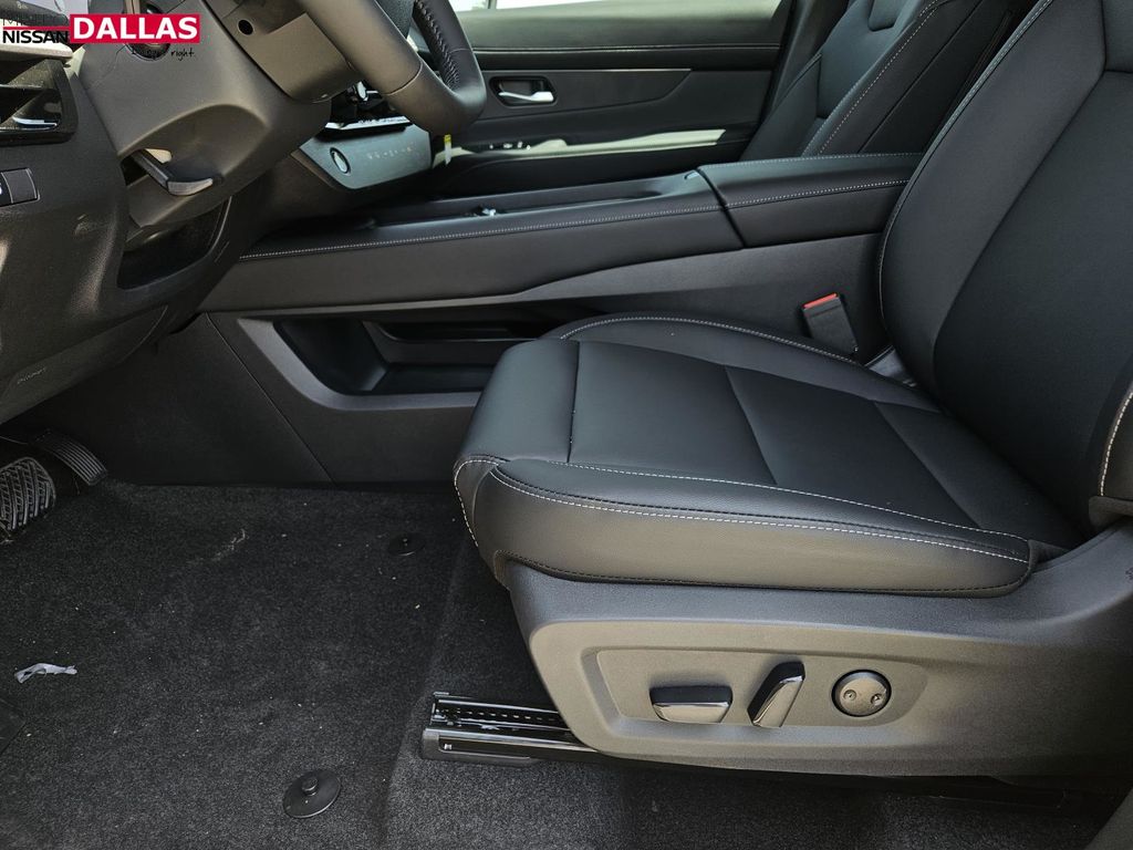 Vehicle image 17 of 23