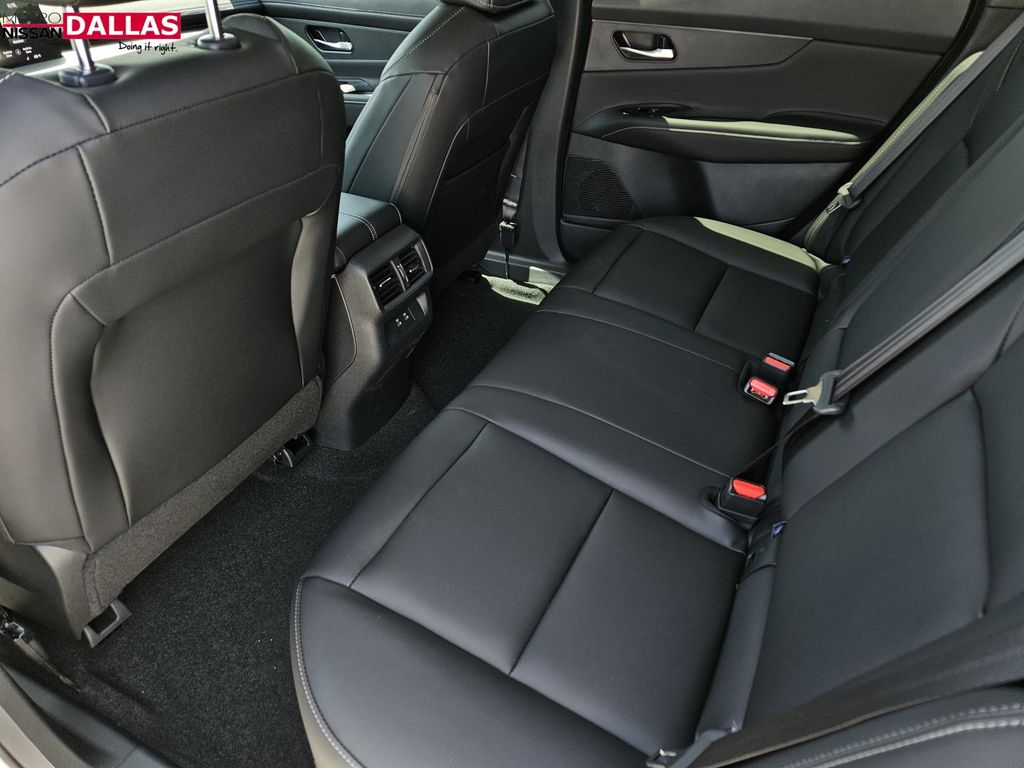 Vehicle image 11 of 23