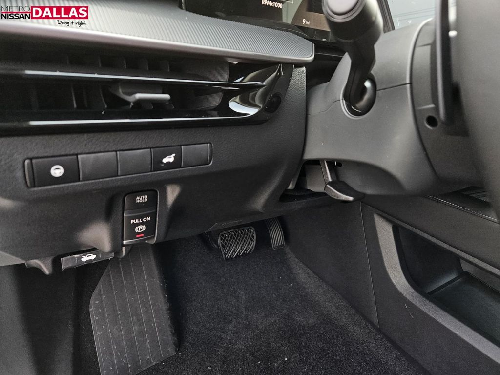 Vehicle image 17 of 23