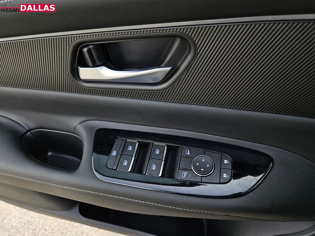 Vehicle image 18 of 23