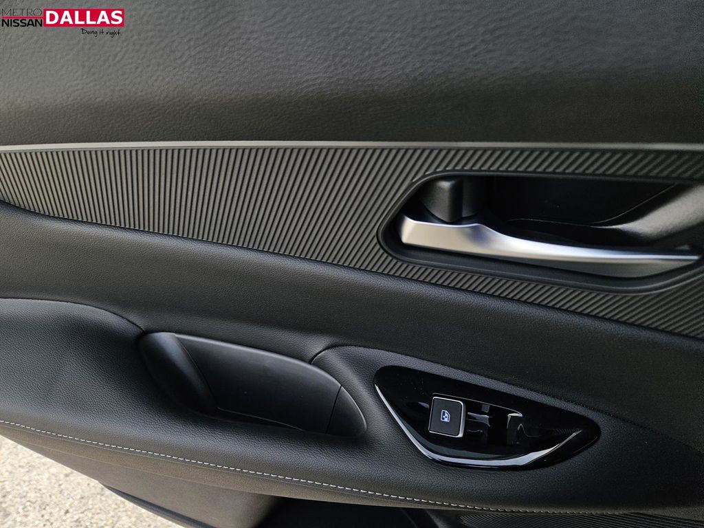 Vehicle image 10 of 23