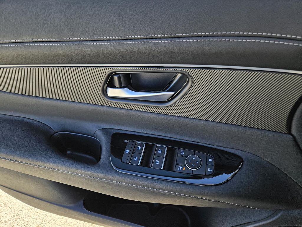 Vehicle image 16 of 22