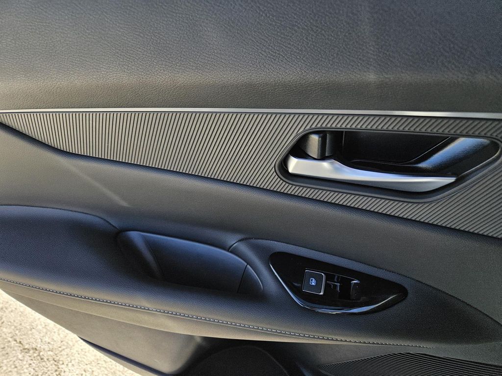 Vehicle image 14 of 22