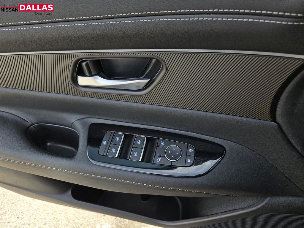 Vehicle image 16 of 23