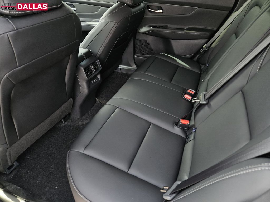 Vehicle image 11 of 23