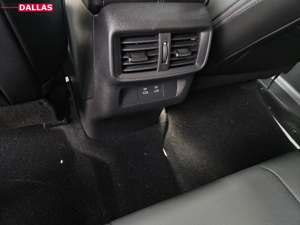 Vehicle image 13 of 23