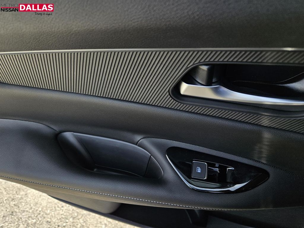 Vehicle image 10 of 23