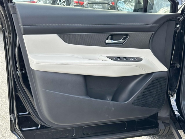 Vehicle image 13 of 18