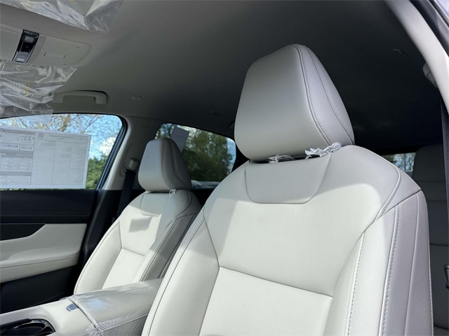 Vehicle image 15 of 18