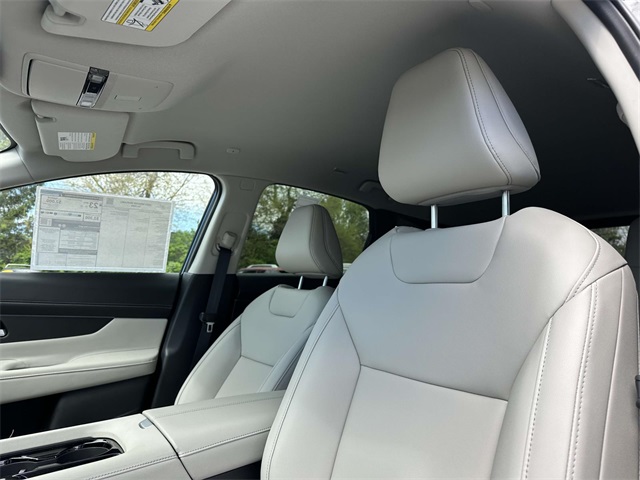 Vehicle image 15 of 18