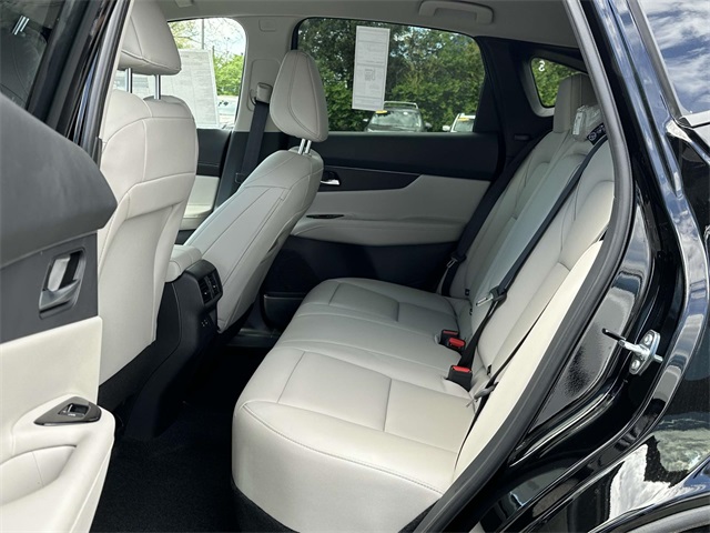 Vehicle image 16 of 18